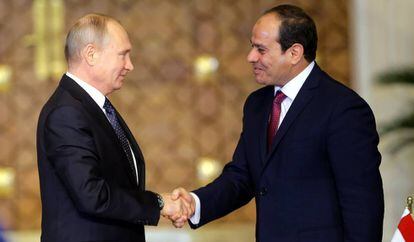El presidente egipcio, Abdel Fattah al-Sisi, estrecha la mano de su homólogo ruso, Vladimir Putin, este lunes en El Cairo.