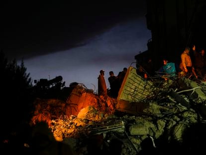 Miembros de los equipos de rescate buscaban supervivientes el martes entre los restos de un edificio destrozado en Adana (Turquía) tras el terremoto.