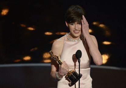 Anne Hathaway recoge el Oscar a la mejor actriz de reparto por su papel en 'Los miserables'.