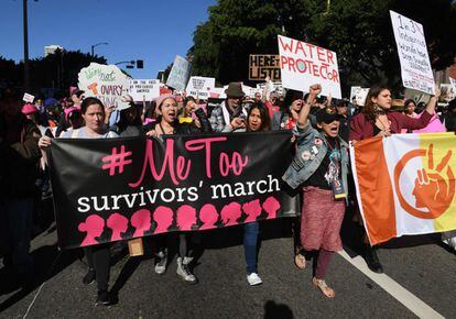 Varias mujeres sostiene un cartel del movimento #METOO se manifiestán en Los Ángeles (California).