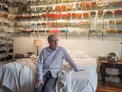 Robert Gottlieb, en su dormitorio, donde atesora una colección de bolsos.