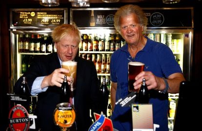 Boris Johnson brindaba con una pinta junto a Tim Martin, empresario del ocio y acérrimo pro-Brexit, en el Metropolitan Bar de Londres, el 10 de julio de 2019. 