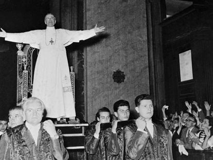 El papa Pío XII, llevado a hombros en su silla gestatoria, en 1954.