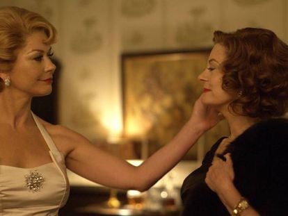 Catherine Zeta-Jones (Havilland) y Susan Sarandon (Davies) en 'Feud'.