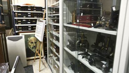 Utensilios de trabajo de Cajal en la sala de reuniones del Instituto Cajal.