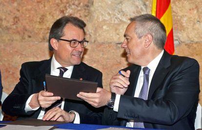 Artur Mas y Pere Navarro en la firma del acuerdo por BCN World, el pasado domingo.