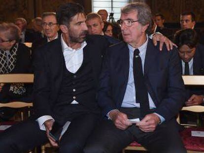 Dino Zoff, derecha, charla con Buffon, el pasado mes de octubre.