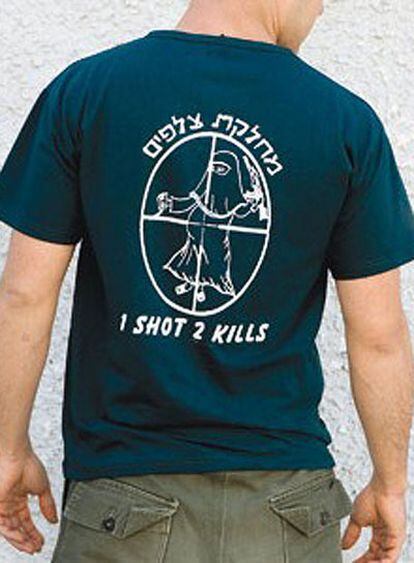 Una camiseta de moda entre los soldados: "Un tiro, dos muertos".
