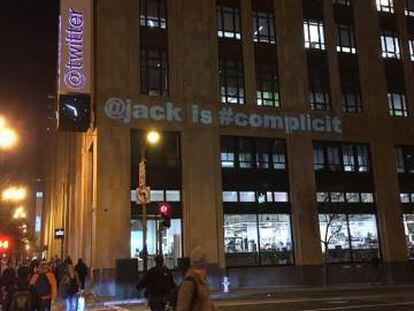 Sede de Twitter en San Francisco, con el mensaje proyectado en la fachada.