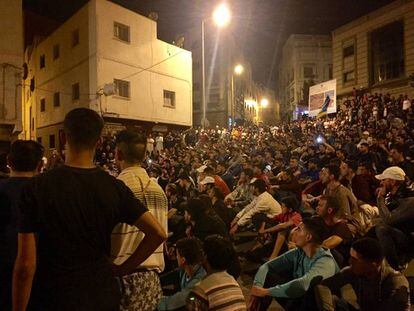 Concentración de jóvenes, este domingo en Alhucemas, donde se reclama la liberación de los activistas detenidos.