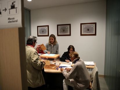 Mesa para las elecciones municipales y autonómicos del 28 de mayo, en el colegio Nuestra Señora del Buen Consejo, en Madrid.