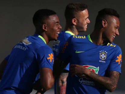 Gabriel Jesus y Neymar, durante un entrenamiento de Brasil.