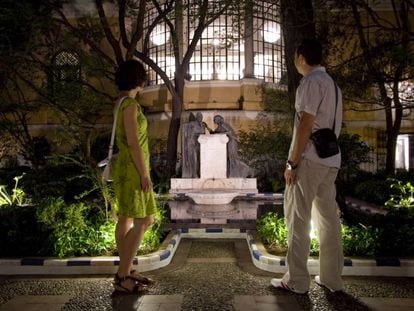 Dos personas en el jard&iacute;n del museo Sorolla de Madrid durante una visita nocturna.