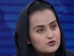 La periodista Beheshta Arghand, del canal afgano de noticias TOLOnews, en su entrevista con el portavoz talibán Mawlawi Abdulhaq Hemad.