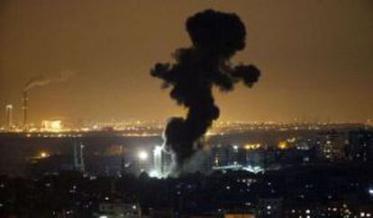 Columnas de humo tras un ataque israel&iacute; este s&aacute;bado en Gaza.