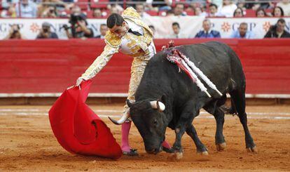 El torero Paco Ure&ntilde;a lidia su primer toro de la tarde en la Plaza de Toros M&eacute;xico, en Ciudad de M&eacute;xico.