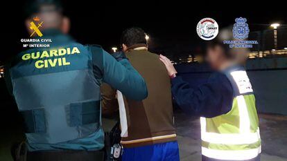 Uno de los detenidos durante la operación contra el tráfico de drogas en veleros.