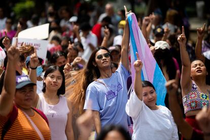 Activistas filipinas baillan por una calle de Manila durante el Día Internacional de la Mujer.