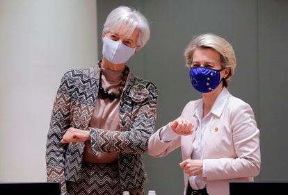 Las presidentas del BCE, Christine Lagarde (a la izquierda), y de la Comisión Europea, Ursula von der Leyen, antes de reunirse este viernes en Bruselas.