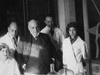 Cajal (centro), flanqueado por Carmen Serra (izquierda) y Enriqueta Lewy.