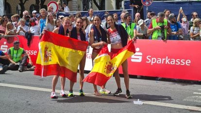 El equipo español de maratón celebra la medalla de plata en las calles de Múnich.