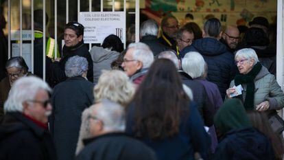 Cola en el colegio electoral Ausiàs March de Les Corts.
