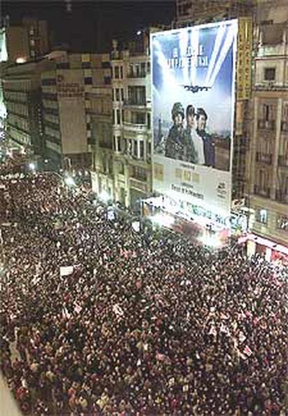 Miles de personas avanzan a duras penas por la calle de Alcalá, camino de la Puerta del Sol.