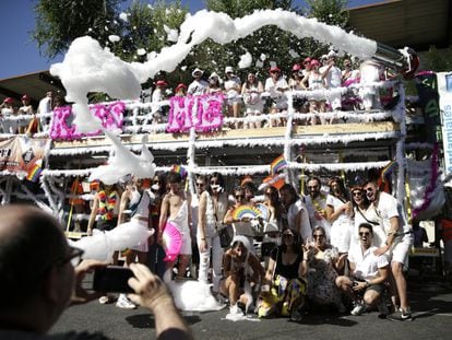 Un grupo de personas posa para una foto junto a una de las carrozas del desfile del Orgullo de 2019.