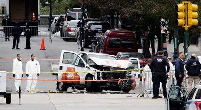 La polic&iacute;a revisa el veh&iacute;culo que atropell&oacute; la semana pasada a varios ciclistas en Nueva York matando a ocho personas.