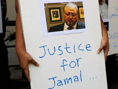 Una mujer sostiene un cartel en el que reclama justicia para Khashoggi, en una protesta frente a la Embajada saudí en Yakarta.