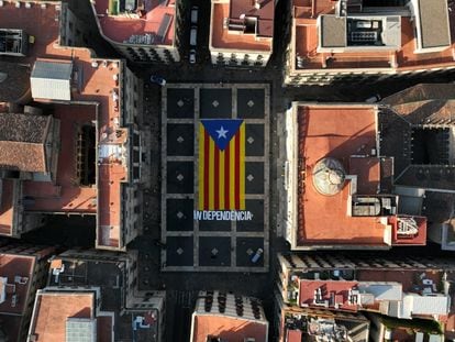 La ANC despliega una estelada en la plaza Sant Jaume, en el centro de Barcelona, para promover la participación en la Diada.
