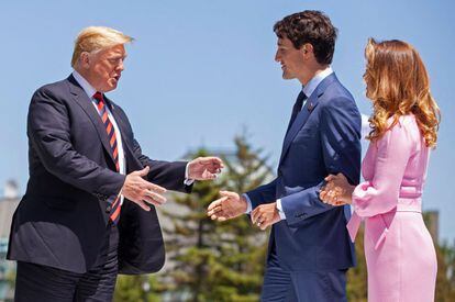 El presidente de Estados Unidos, Donald Trump (i), saluda al primer ministro de Canadá junto a su esposa, durante la ceremonia de bienvenida, el 8 de junio de 2018.