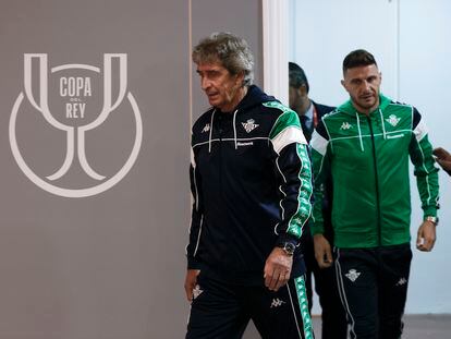 Manuel Pellegrini y Joaquín Sánchez, antes de dar la rueda de prensa oficial en el estadio de La Cartuja.