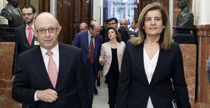 El ministro de Hacienda, Cristóbal Montoro, y la titular de Empleo, Fátima Báñez, entran en el Congreso seguidos del responsable de Economía, Luis de Guindos, y la vicepresidenta, Soraya Sáenz de Santamaría.