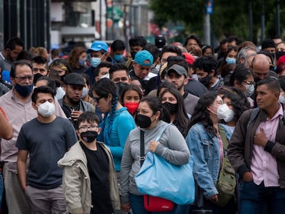 Aglomeración de personas en el centro de Ciudad de México durante la pandemia de coronavirus