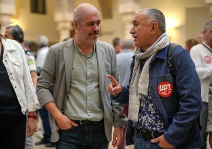 Los secretarios generales de CCOO, Unai Sordo (i), y de UGT, Pepe Álvarez.