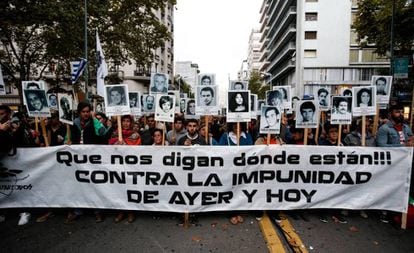 Cientos de personas machan en Montevideo el 11 de abril pasado, para repudiar la impunidad judicial hacia exrepresores de la dictadura.