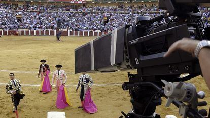 Una cámara, en la corrida de Manzanares, El Juli y Talavante en la plaza de toros de Valladolid en septiembre de 2012.