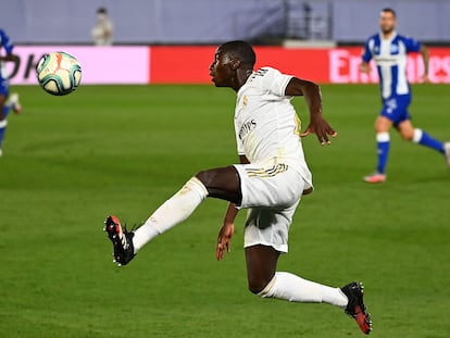 Mendy, en una acción contra el Alavés.