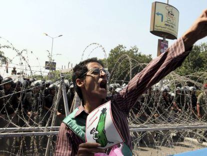 Manifestantes corean consignas en contra del candidato presidencial Ahmed Shafiq a las puertas de la Corte Constitucional en El Cairo.