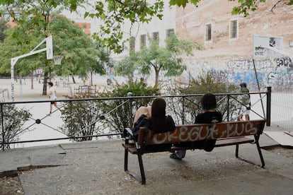 Jóvenes en el parque de la Cornisa, en Madrid, en septiembre.