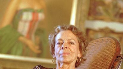 Natalia Revuelta, en su casa de La habana ante un retrato suyo