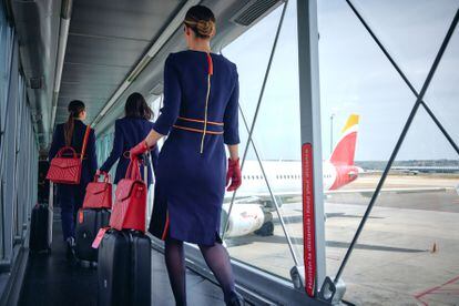 Tripulantes de cabina de pasajeros de Iberia a la salida de un vuelo en el aeropuerto de Madrid-Barajas.