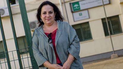 Resurrección Galera frente al colegio Ferrer Guardia, en los Llanos de la Cañada (Almería).