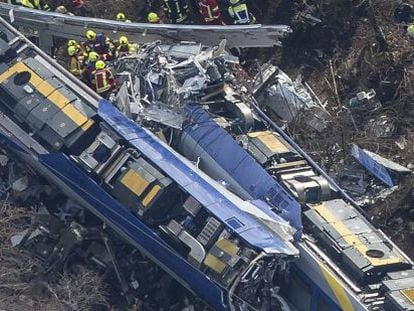 Miembros de los servicios de emergencia trabajan en el lugar donde se ha producido el choque de dos trenes en Bad Aibling (Alemania).