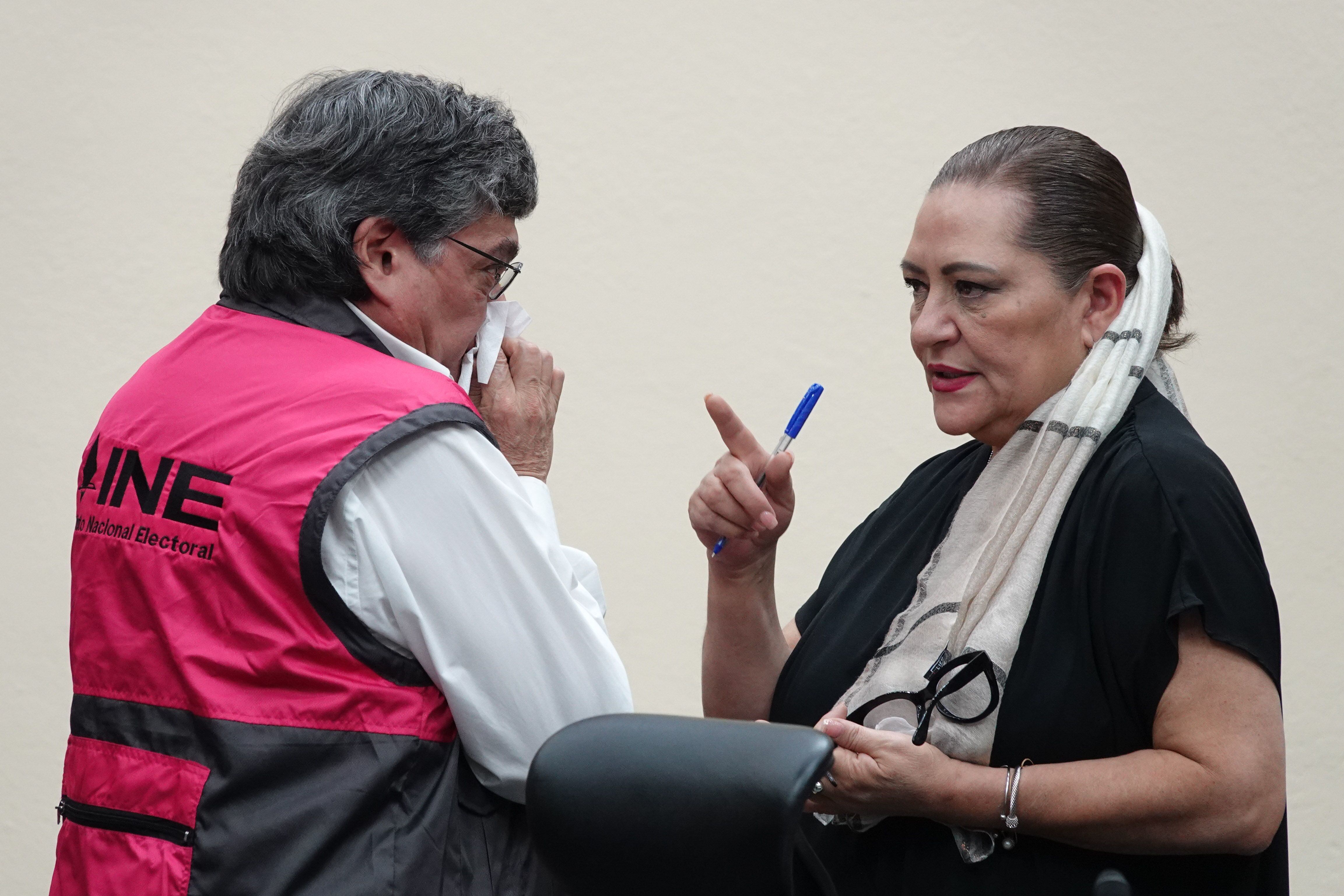 La presidenta del INE, Guadalupe Taddei, habla con Uuc-kib Espadas Ancona, consejero electoral, el 21 de junio.