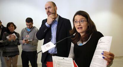 Los diputados Josep Moreno y Mònica Oltra, ayer en los pasillos de las Cortes Valencianas.