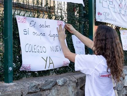 Una niña coloca un cartel de protesta, el pasado miércoles en el colegio Daidín de Benahavís (Málaga).