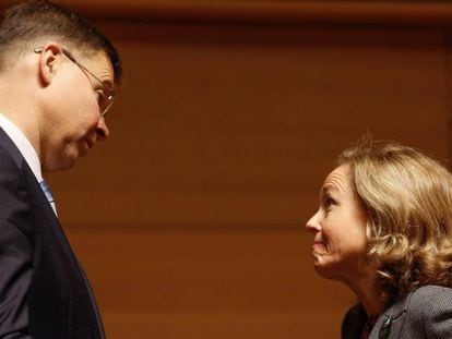 La ministra de Economía de, Nadia Calviño, conversa con el vicepresidente de la Comisión Europea, Valdis Dombrovskis