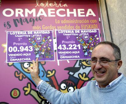 El lotero Sergio Echevarria, de la administración número uno de Bilbao, festeja el reparto de dos quintos premios del Sorteo de Navidad, el 00943 y 43.221.